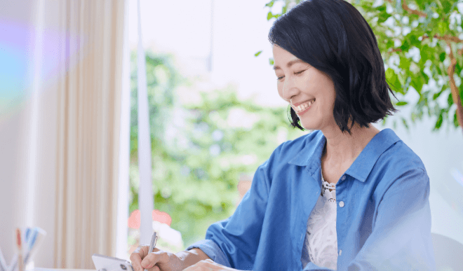 笑顔で学習する女性