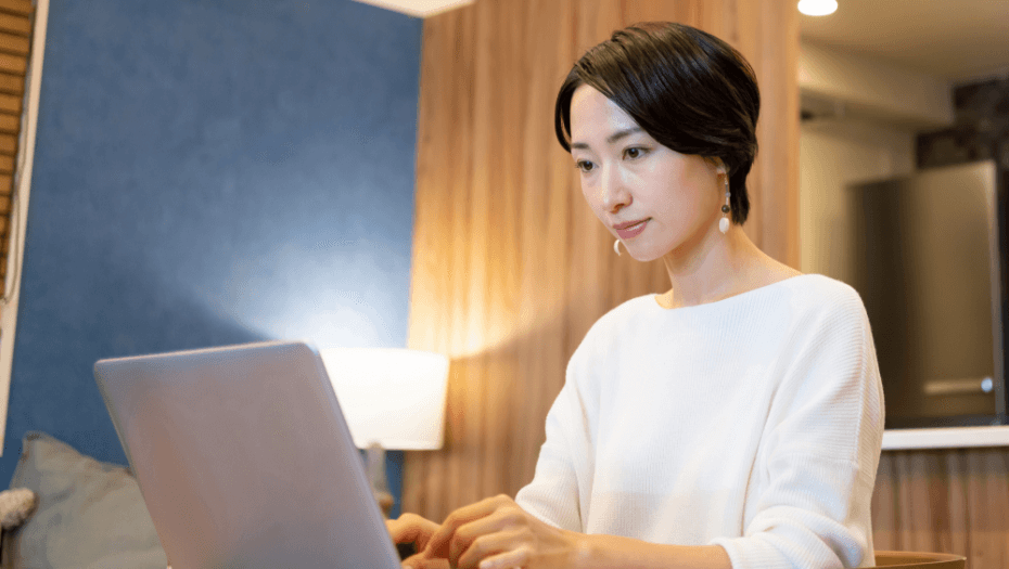 自宅で学習する女性
