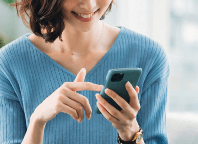 スマホを操作する女性