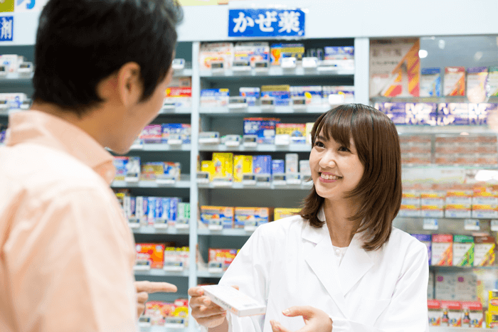 登録販売者として働く女性